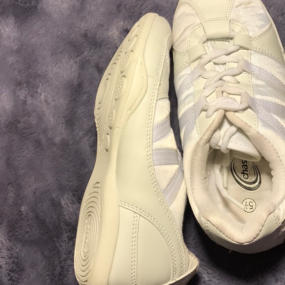 Chassé cheer shoes size 5 1/2 - Picture 4 of 8